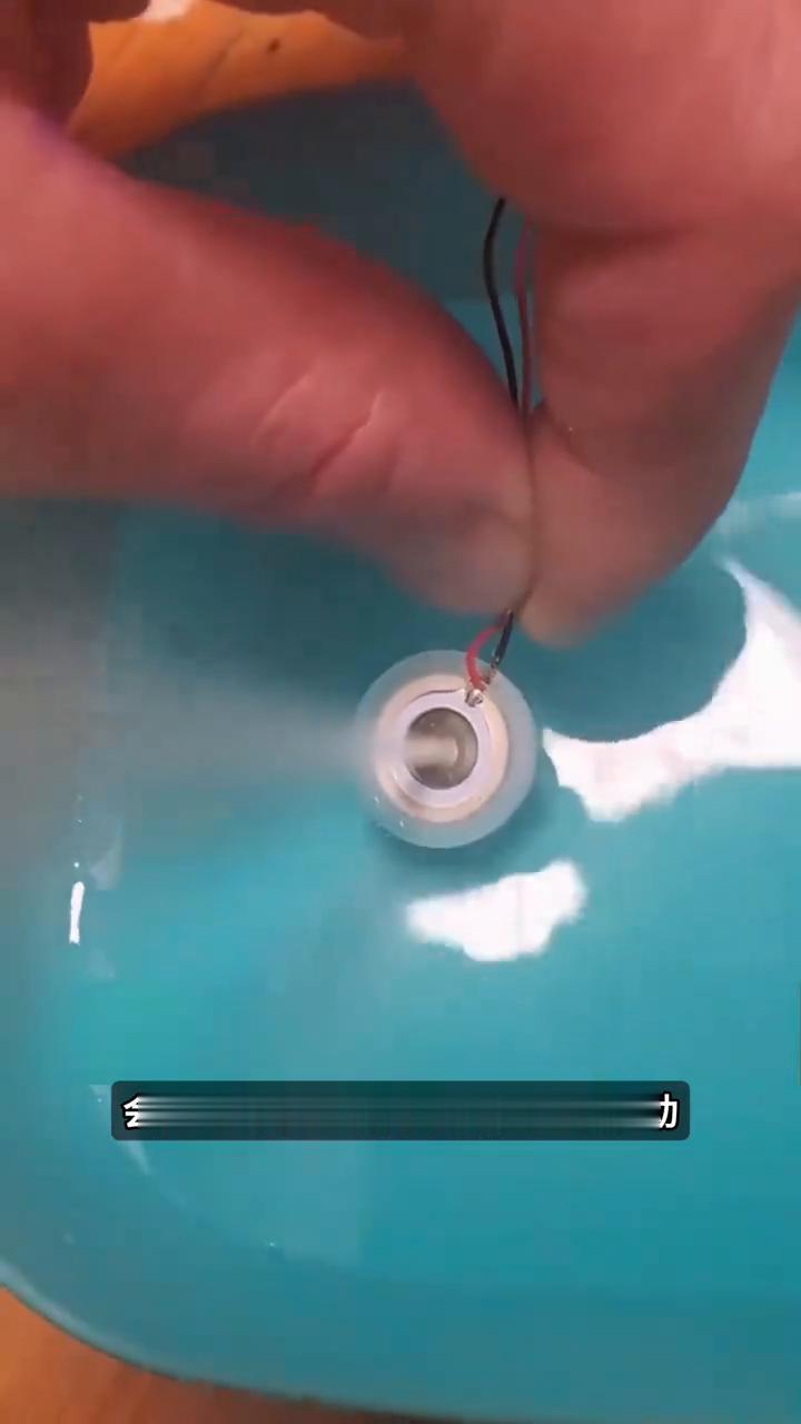 雾化片的秘密。
成本只需几块钱的零件，靠近水面就能不断喷雾，这就是你花几百块买的