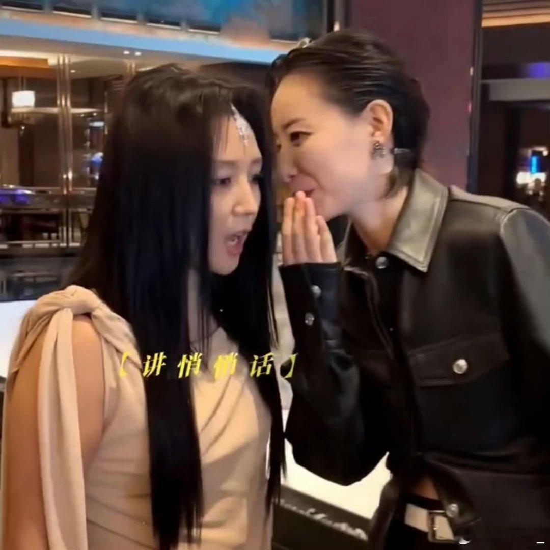 #何洁承认吧你也被李斯丹妮迷住了#李斯丹妮的造型真的好酷呀！湿发小背头加上黑皮衣