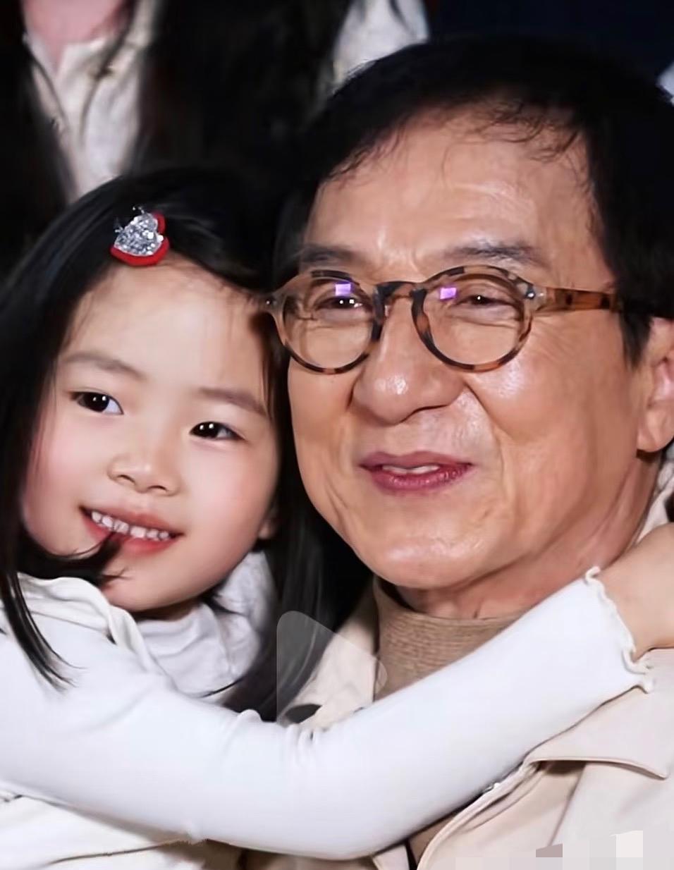 71岁的成龙，深夜酒店独坐。
子女全无音讯。
镜头外的孤独，比电影更真实。
当年