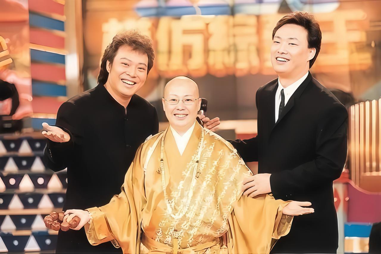 这是费玉清、张菲兄弟俩与亲姐姐费贞绫。费玉清原名张彦亭，张菲原名张彦明，姐姐费贞