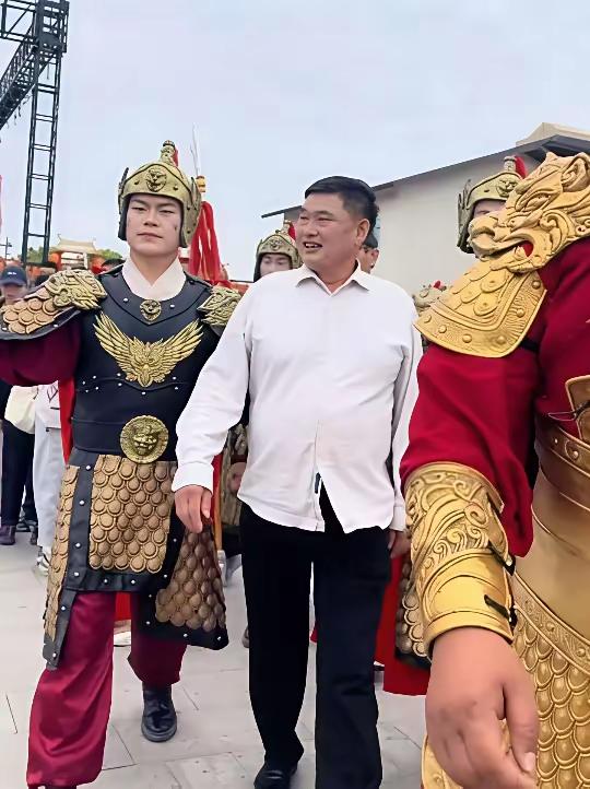 大衣哥人品素养超过了中国90%的艺人


难怪大衣哥邀约不断，都是别人介绍的。一
