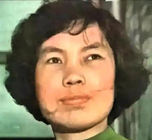 1959 年深夜，一位妙龄少女刚准备睡觉，6 名男子突然闯入，将她残忍折磨，然而
