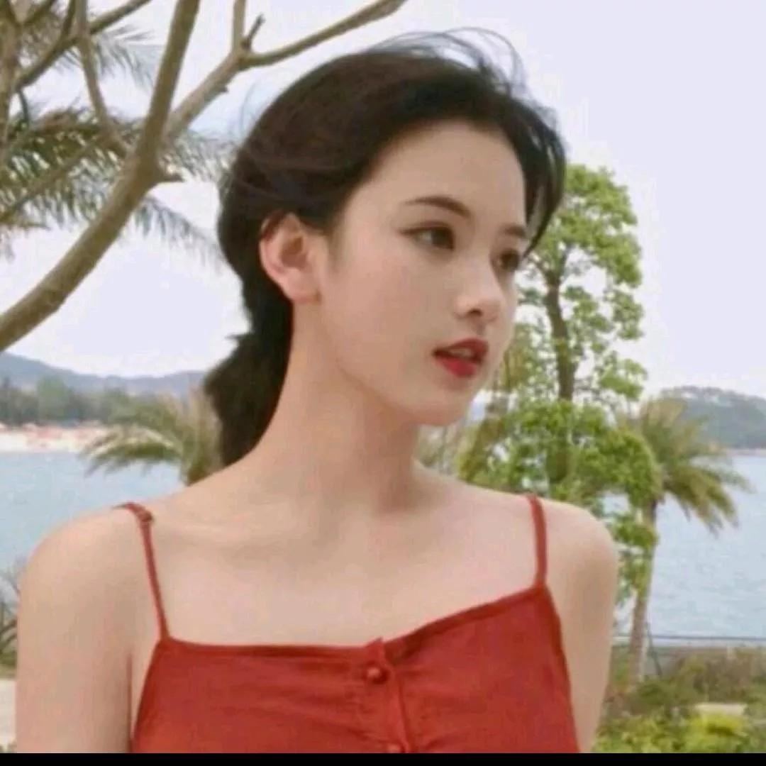 海边的复古风情，红色连衣裙的优雅魅力