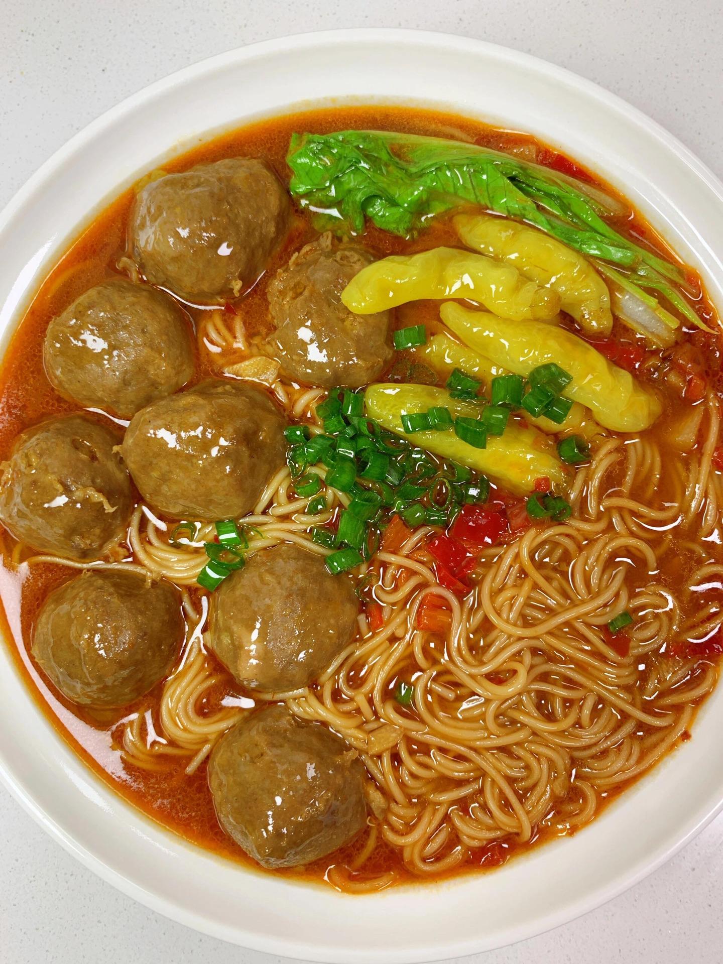 这一碗太过瘾了。哈喽大家，今天吃泡椒牛肉丸汤面愈 牛肉丸Q弹，面条吸满...