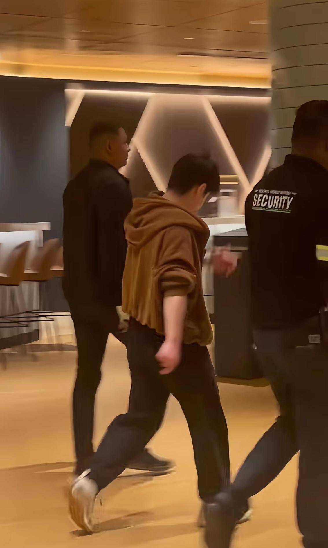 国乒一早启程回京了，
莎莎由工作人员护送，
也有好姐妹何卓佳一起。
今天孙颖莎同