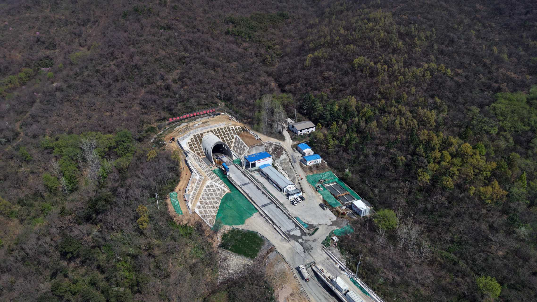 【#沪宁合高铁安徽段隧道全部贯通#】3月29日，随着新建上海至南京至合肥高速铁路