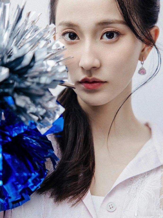 孙杨老婆张豆豆好美好有明星范，让人眼前一亮。 