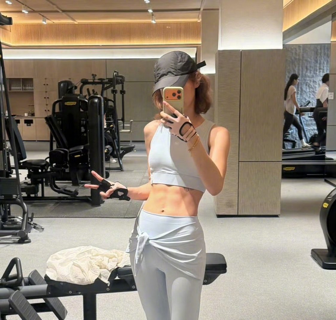 金晨腹肌对镜拍 金晨这腹肌杀我！发文说要恢复成不好惹的模样也太酷了吧！！姐姐状态