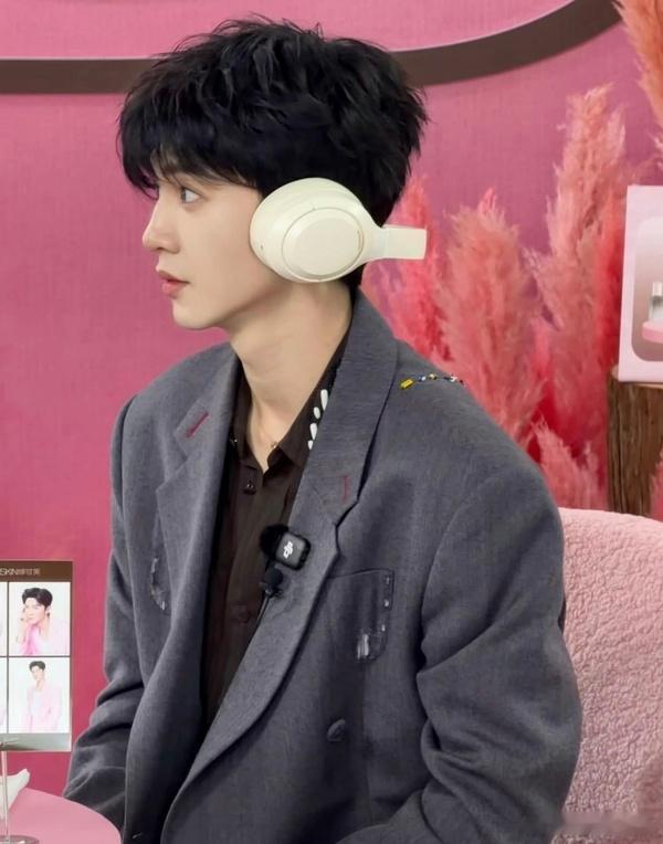 陈哲远的直播状态也太好了！帅的过分了哇，眼睛亮晶晶的[酷]今晚简直颜狗天堂  太