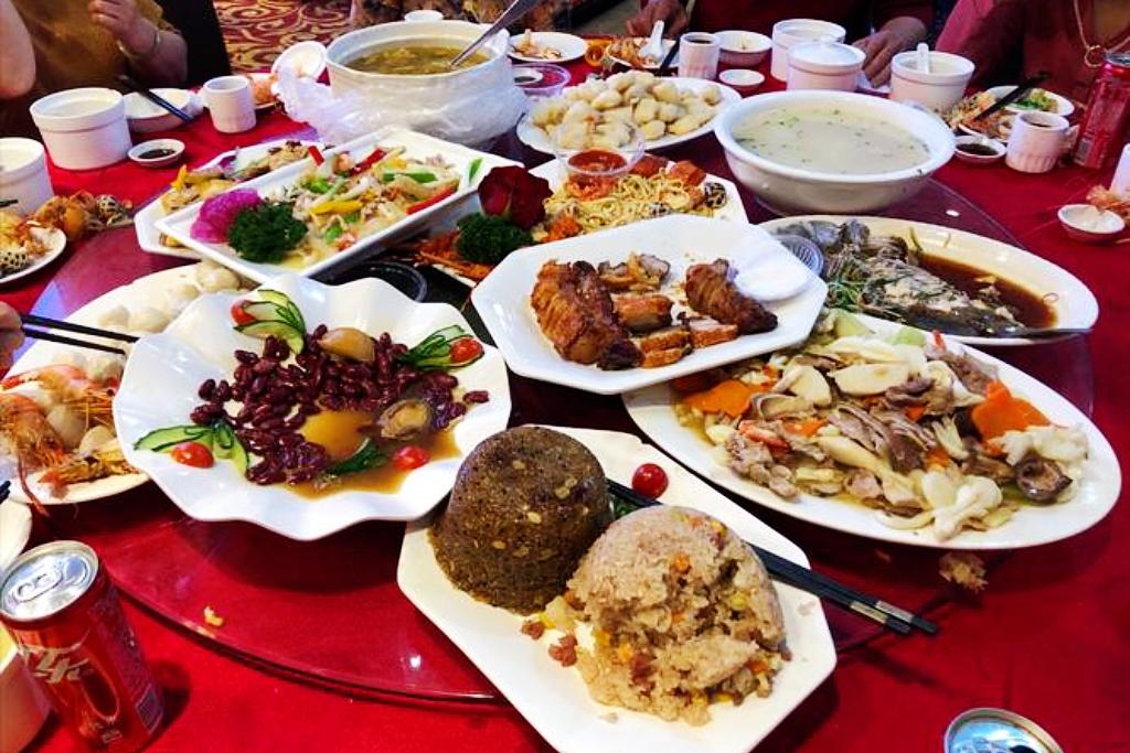 人生三大桌：出生时一桌，结婚时一桌，走时一桌，没一桌是自己吃的。