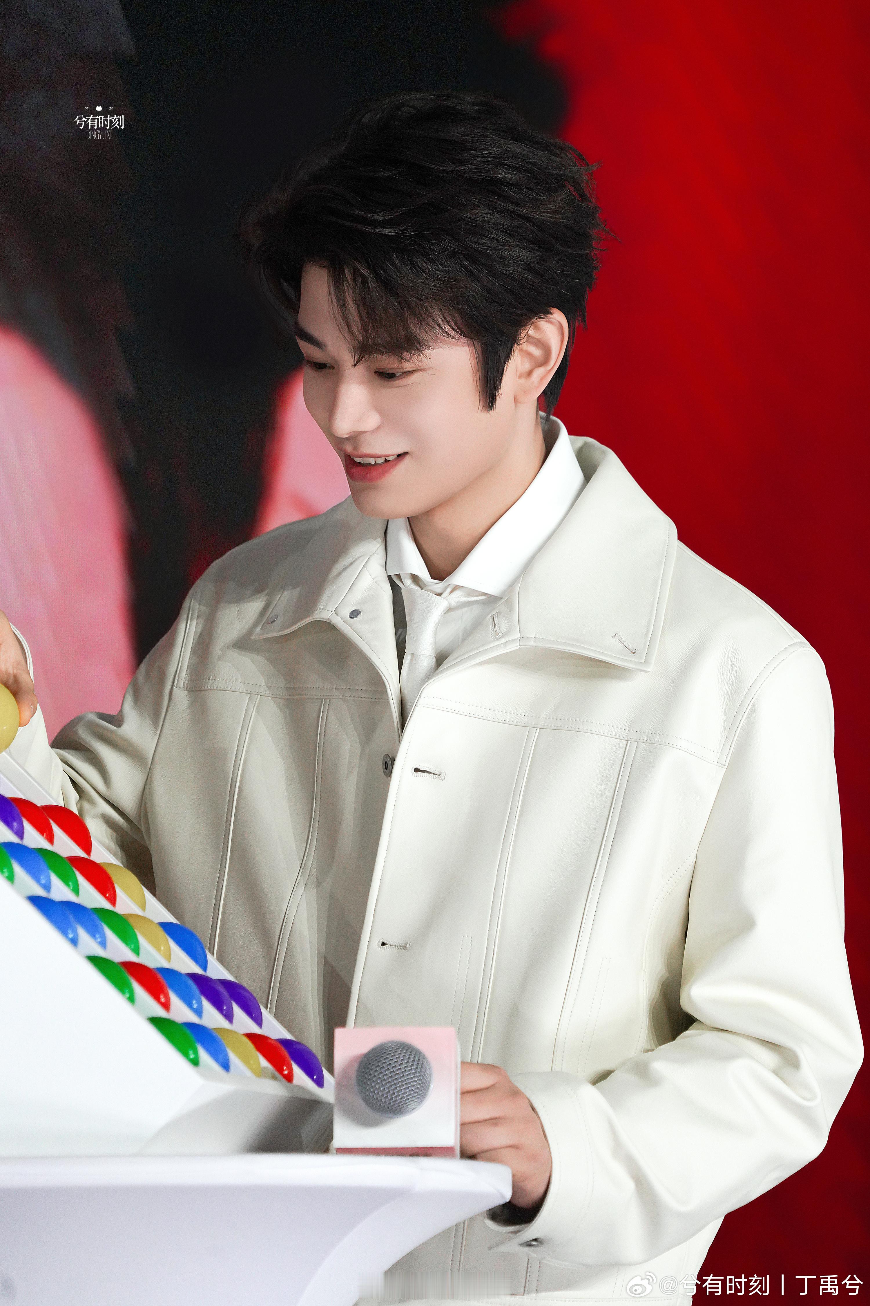 丁禹兮上海线下见面会路透来了！刚发现丁禹兮裤子上有海棠花呀！这颜值，这气质，太帅