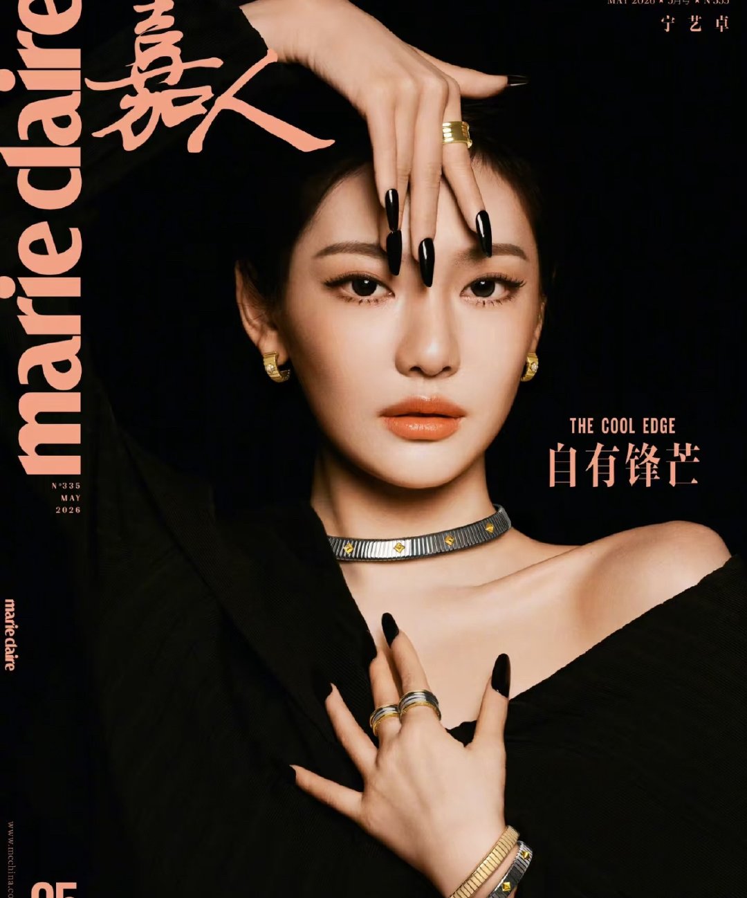 宁艺卓嘉人五月刊封面抄袭章子怡宁艺卓嘉人五月刊封面疑似抄袭章子怡，动作都一模一样