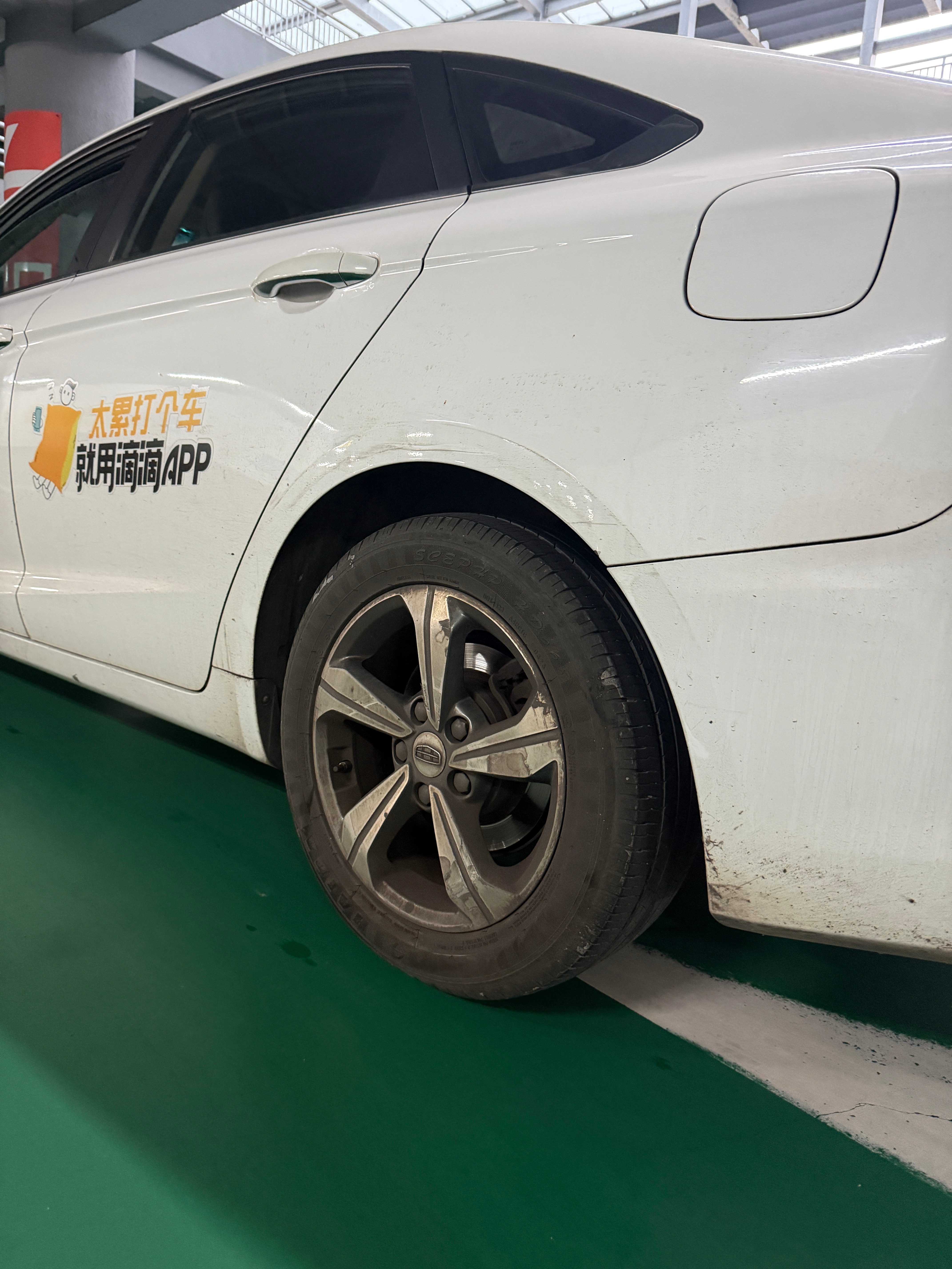 李老师在航站楼把车挂了、不算太严重、对方是个网约车司机、挂到对方车的轮毂上了、一