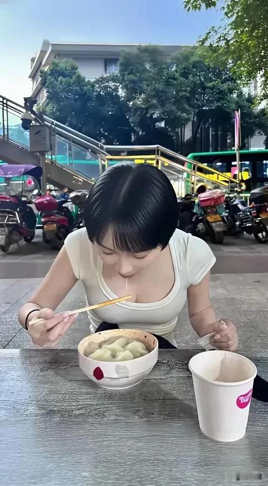 美女路边吃水饺，不得不说，南北方的饺子在制作工艺、烹饪方式和食用习俗等方面均存在