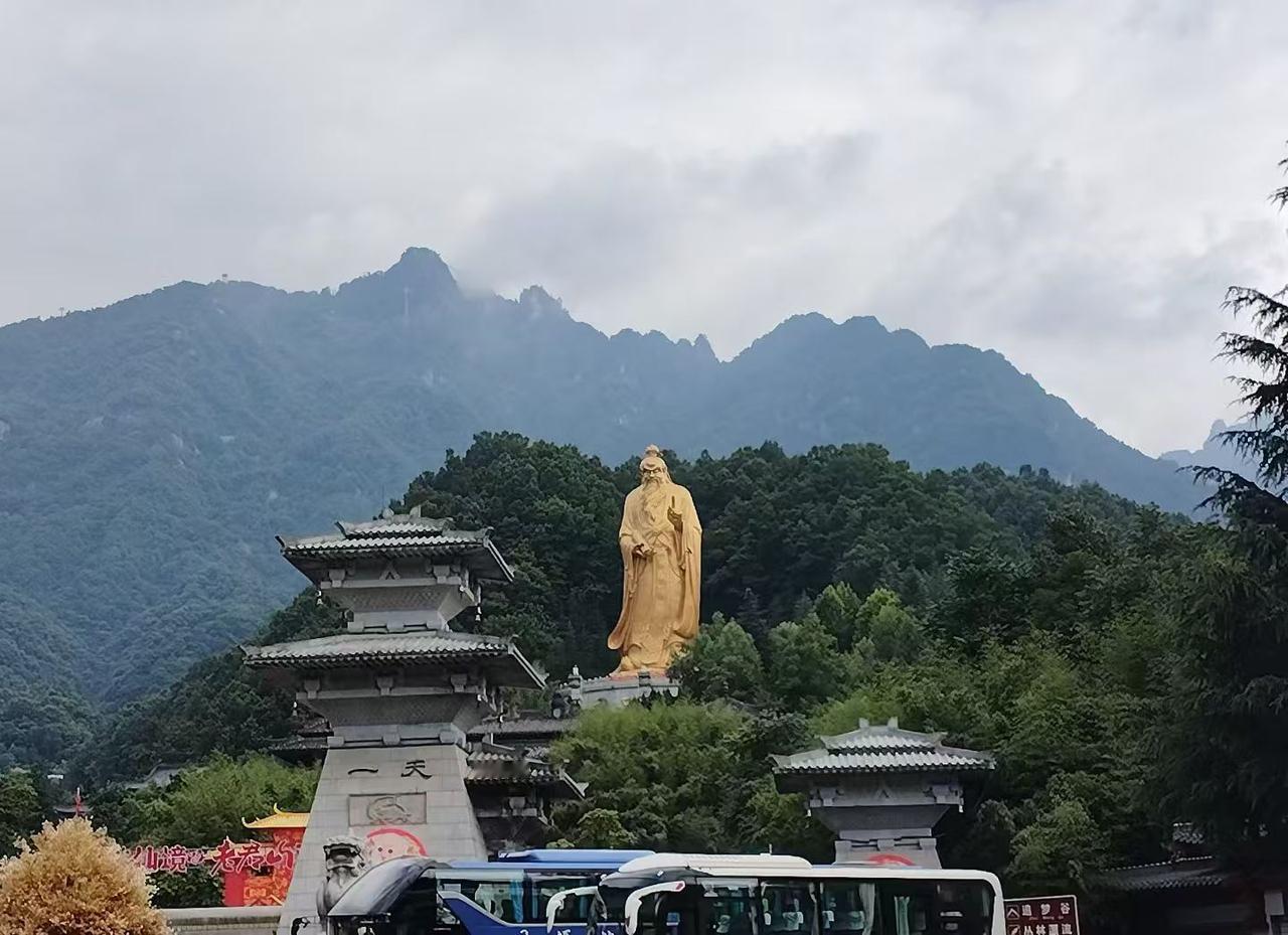 河南洛阳游✨老君山美景攻略！
📍洛阳·老君山景区
🎫需门票
🗺️游玩路线：