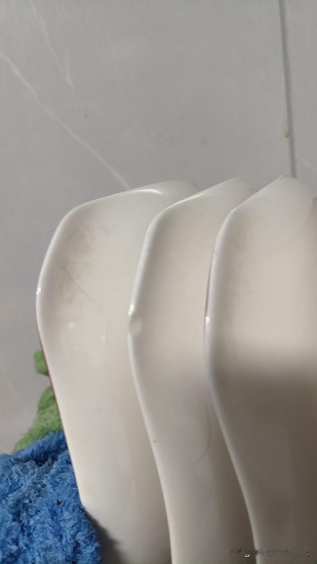 因为每天吃完饭，我自己把碗洗了，今天被公司做饭的大姐数落一顿[捂脸]。

早上，