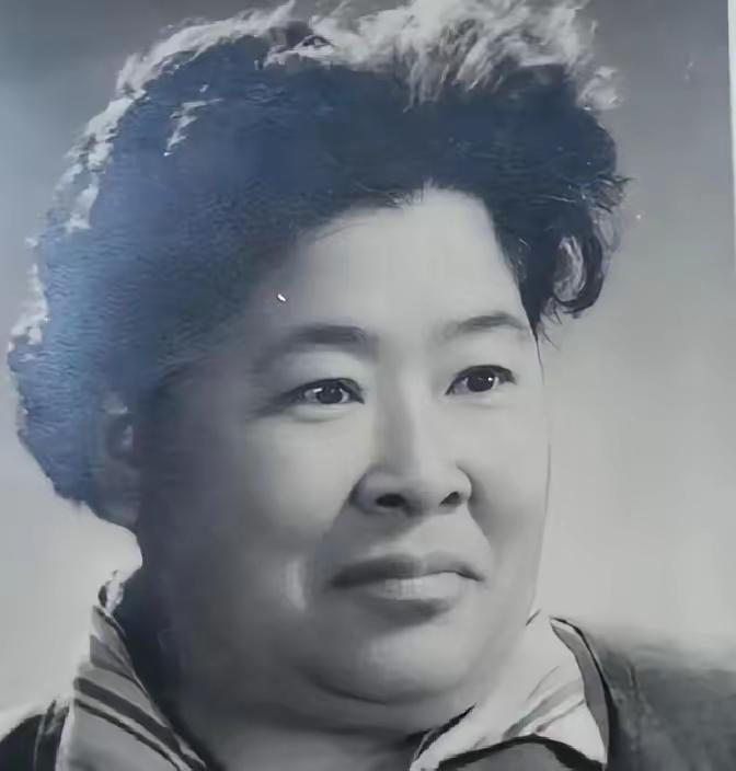 1935年，土匪黑七提出要与红军单挑，何子友去迎战，她对黑七说：“比武如果我赢了