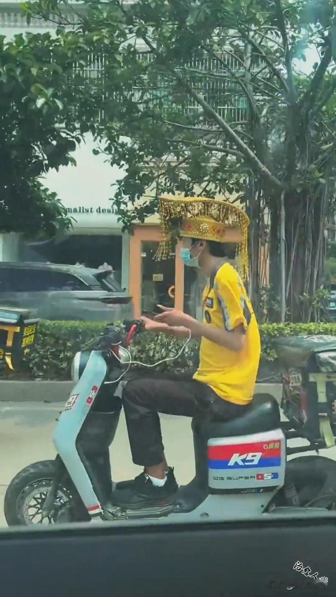 瞅见街上这几位外卖小哥，打扮得那叫一个吸睛。有的戴帝王冠冕，有的穿宫廷黄袍，还有