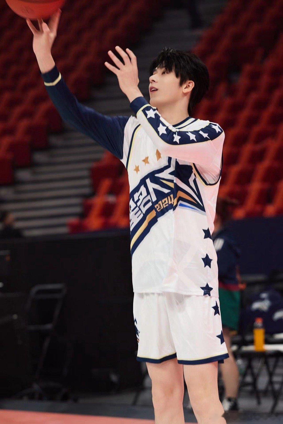 #任世豪✖️#聚星名人赛   热血出征🏀全情投入   呼吸之间💪全力以赴⟣ 