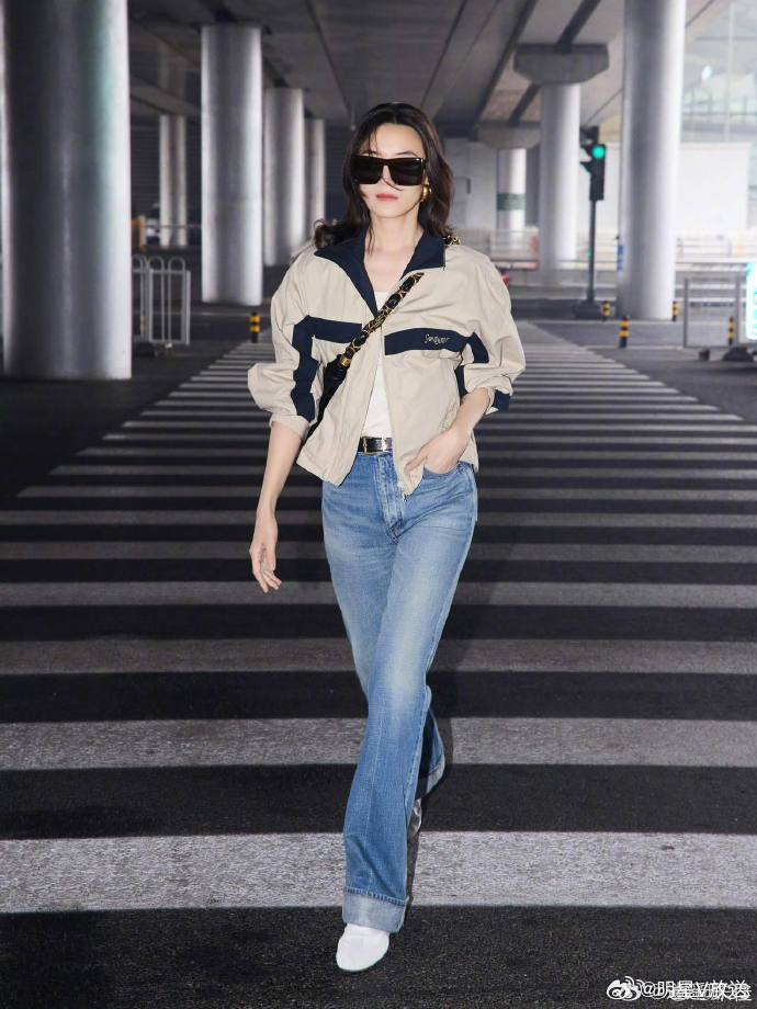 宋佳还没到巴黎就开始走秀了 宋佳机场出发照来了！还没落地巴黎，姐已经把机场走成了