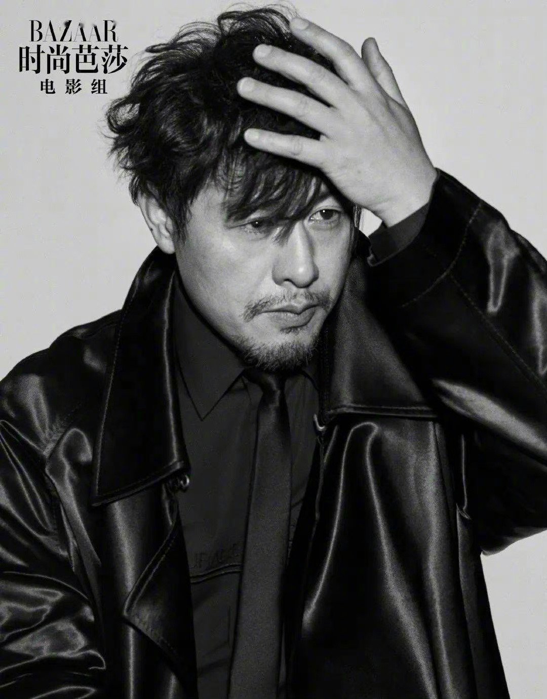 #皮衣能不能焊在张颂文身上# 张颂文黑色皮衣墨镜造型好拉风啊，电影感拉满，就这个