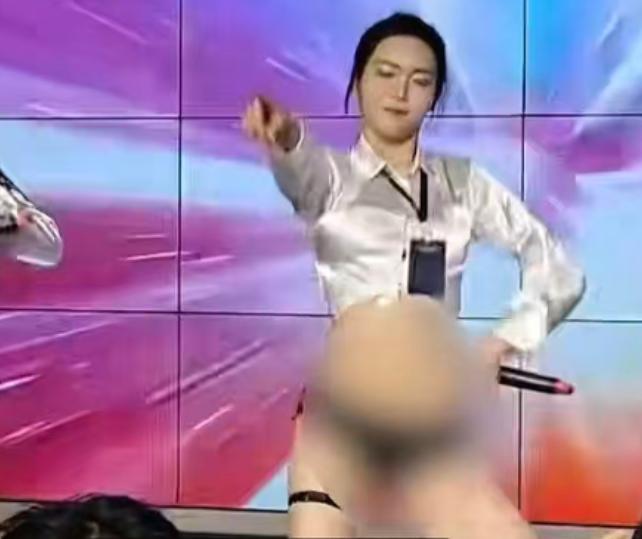 韩国娱乐圈竟然集体“卖肉”，下露底裤，上穿内衣，连性动作她们都搬到舞台上了！
