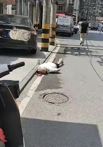 老人在马路牙子旁边跌倒，谁看到心里不会咯噔一下？每家都有老人的。

路人匆匆而过