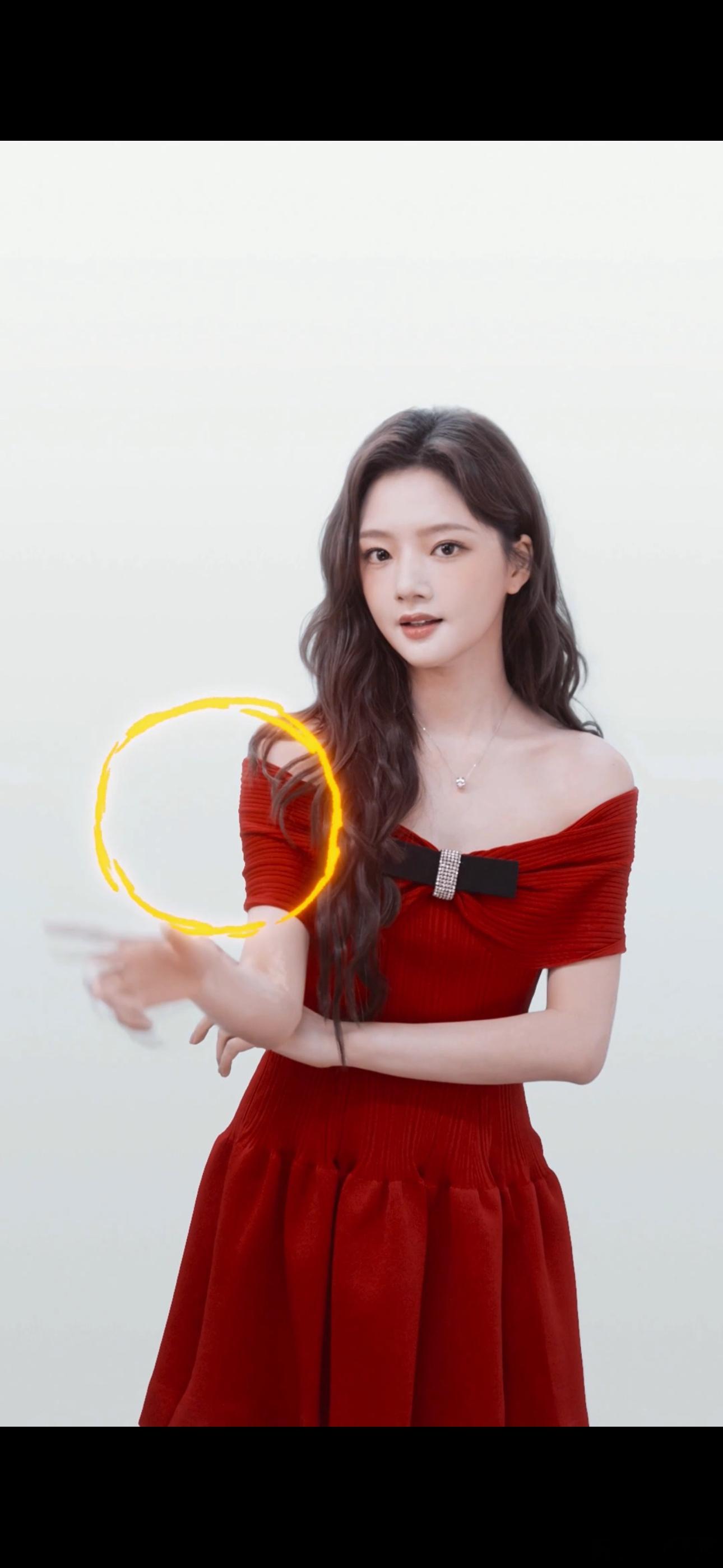 任敏一根棒棒糖召唤出哪吒  谁懂啊，瞬间仿佛心都被可爱击中。哪吒眼巴巴望着棒棒糖