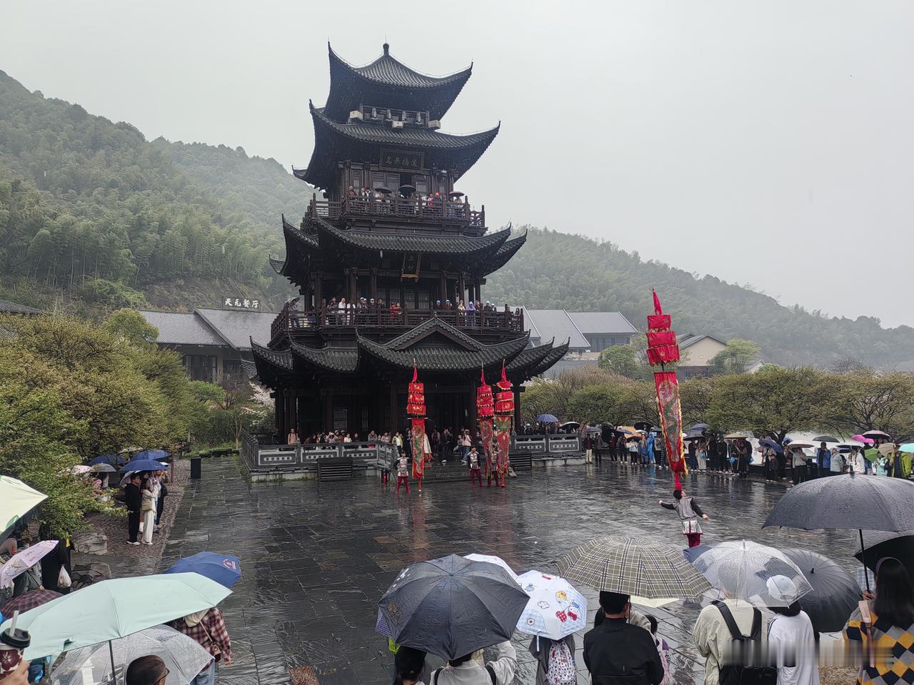葛仙山

今天来到上饶葛仙村，这里风景不错，当你工作和生活压力很大的情况下，这里