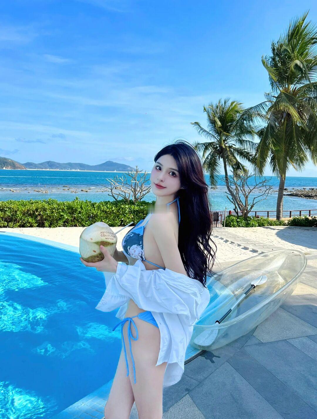 泡在水里的蓝色夏天