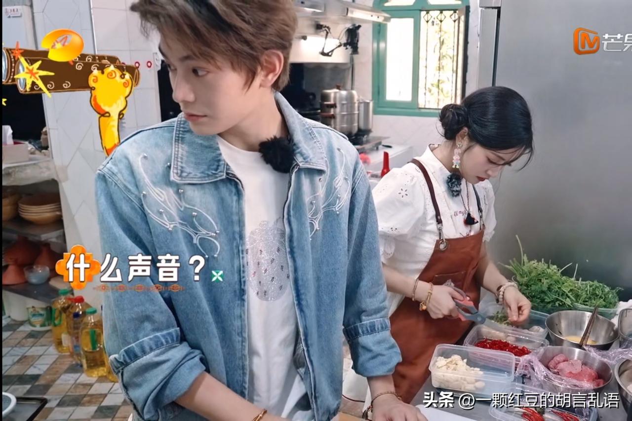 黄晓明说要煮50个粽子蛋，派派哼哧哼哧地在敲鸡蛋，心里还琢磨着怎么把这么多蛋液煮