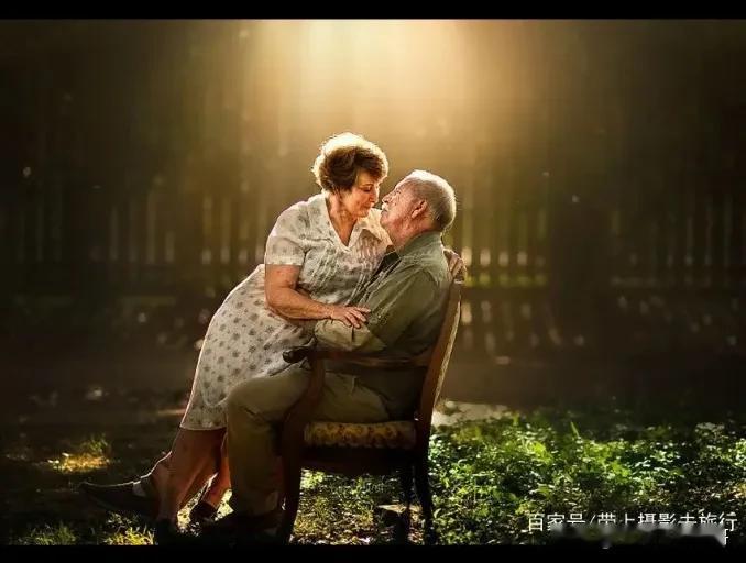 晚十一点，老婆参加同事聚会回来了！
“老婆大人，终于把你盼回来了！
