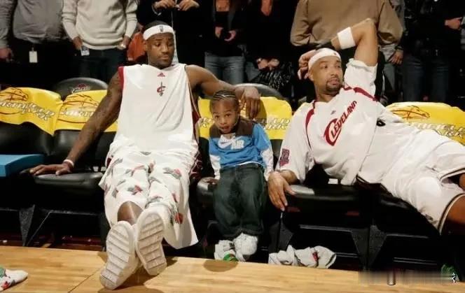 NBA历史上从来没有过父子同场竞技的场面，但这一纪录在北京时间2024年10月7