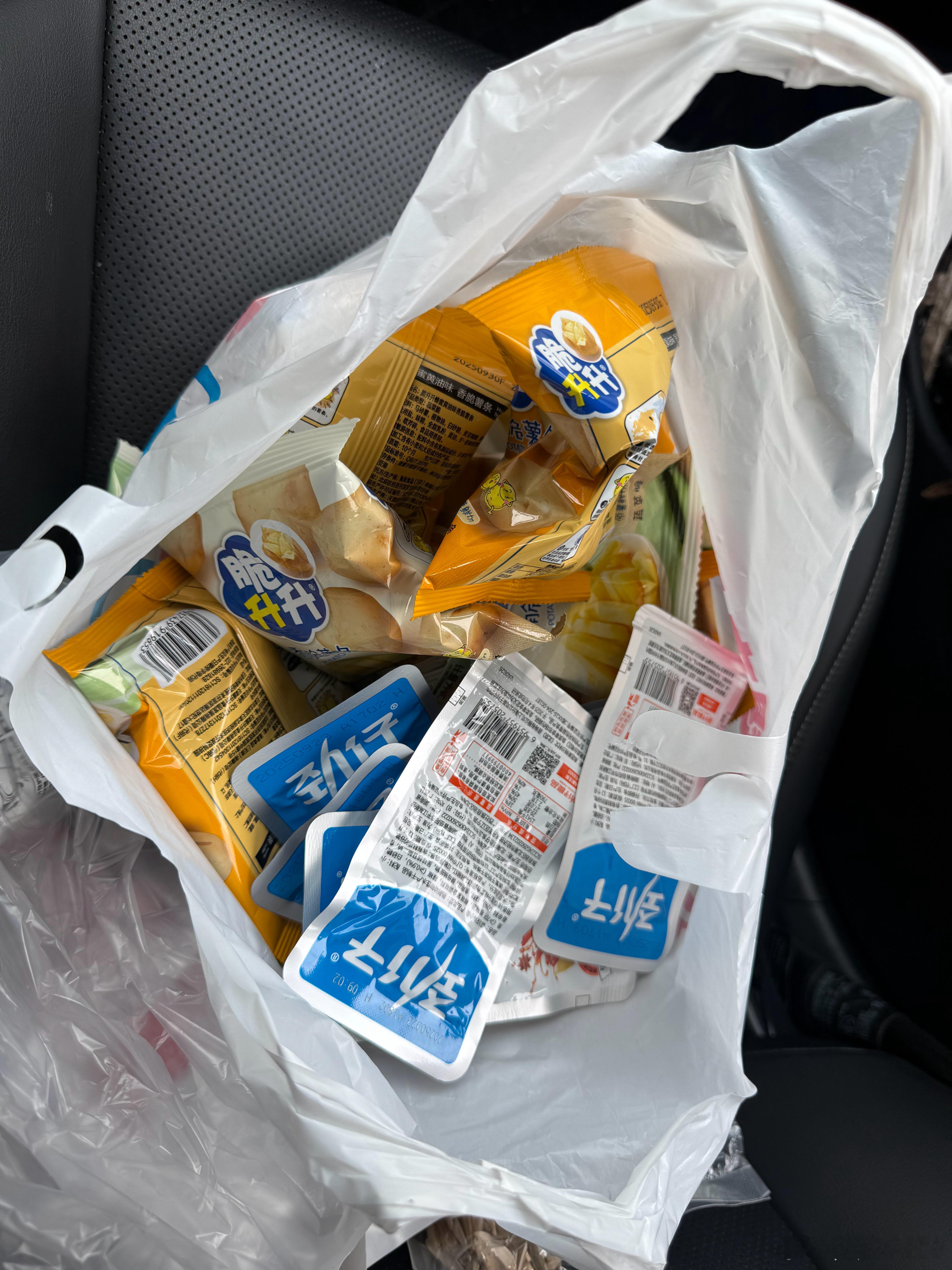 小朋友刚读初中的时候，一天要打好几个电话，大大小小的事情各种聊天，现在一天最多一