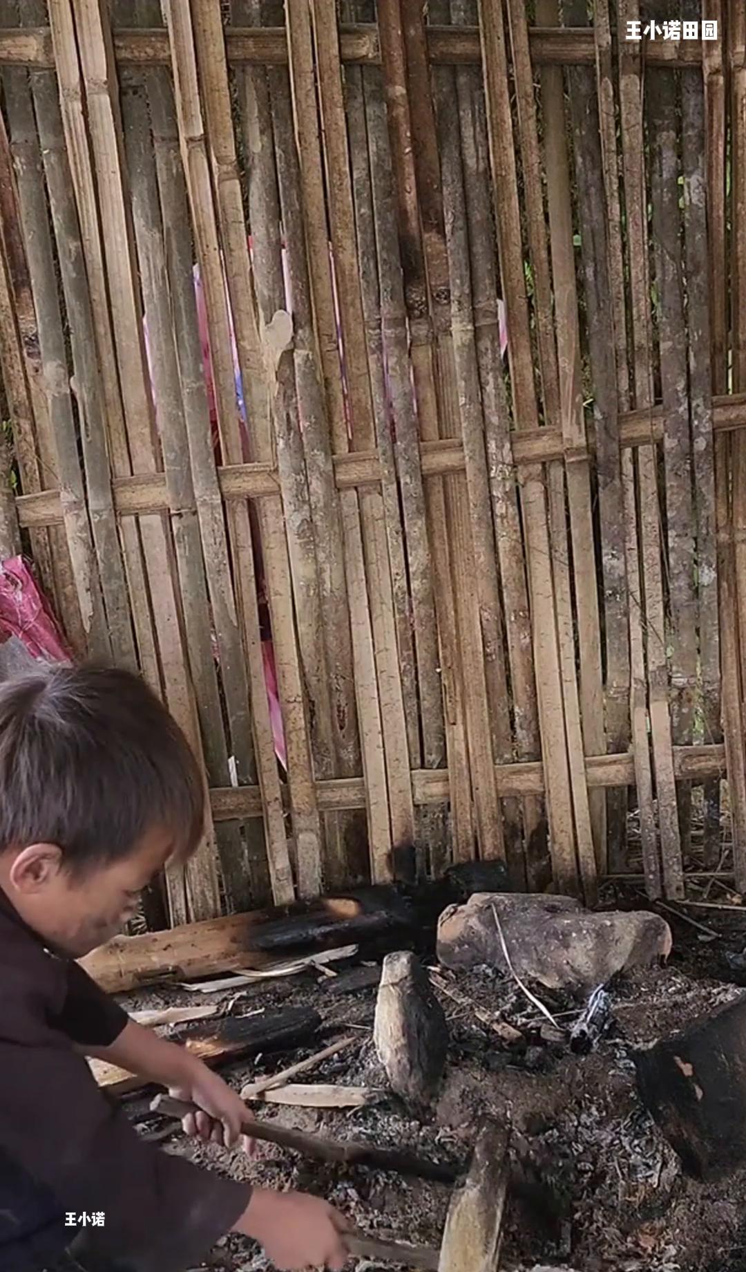小凯要起床了，肚子虽然非常难受，但是还要照顾胖弟弟。小凯家里的情况并不富裕，强哥