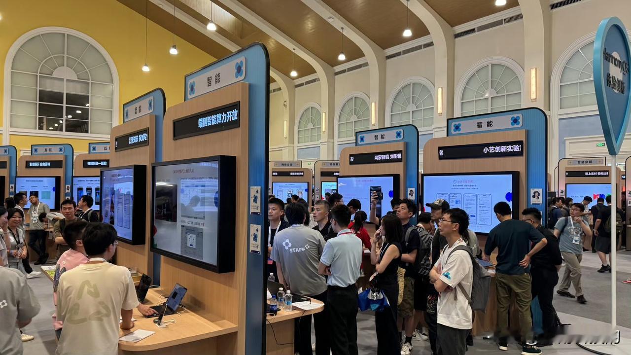 好家伙！在店里体验了鸿蒙6的小艺，简直是个机灵鬼——我问“晚上吃啥不会胖”，它不