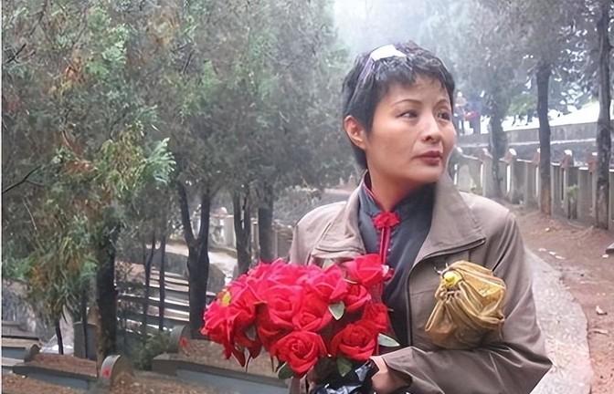 1984年，老山女兵谢楠因私自开枪为牺牲的战友送行，遭到开除，20年后，谢楠归来