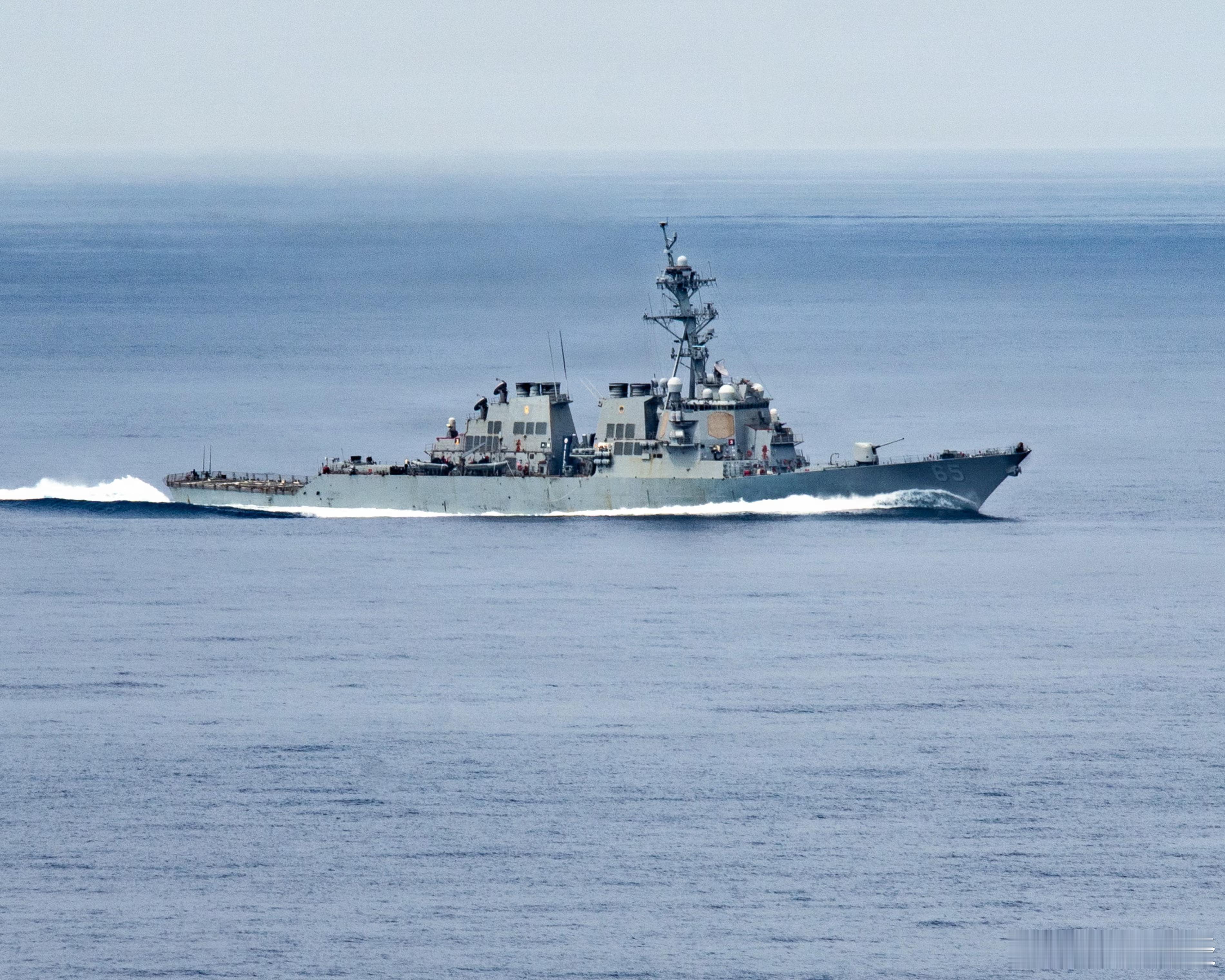 【美国海军驱逐舰在南海失去动力后漂了四天】（卫报）据报道，一艘美国导弹驱逐舰今年