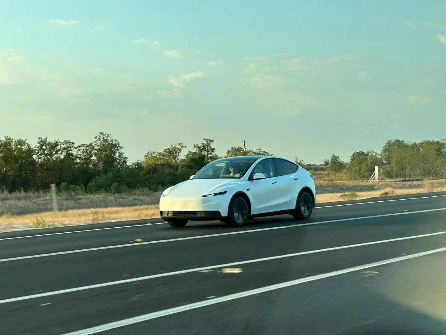 特斯拉 Model Y“廉价版”无伪装谍照曝光。从谍照来看，新车取消了贯穿式灯带