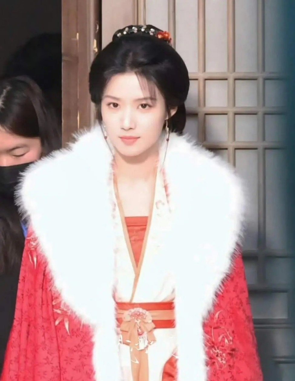 卢昱晓田曦薇也出同款妆造了？ 