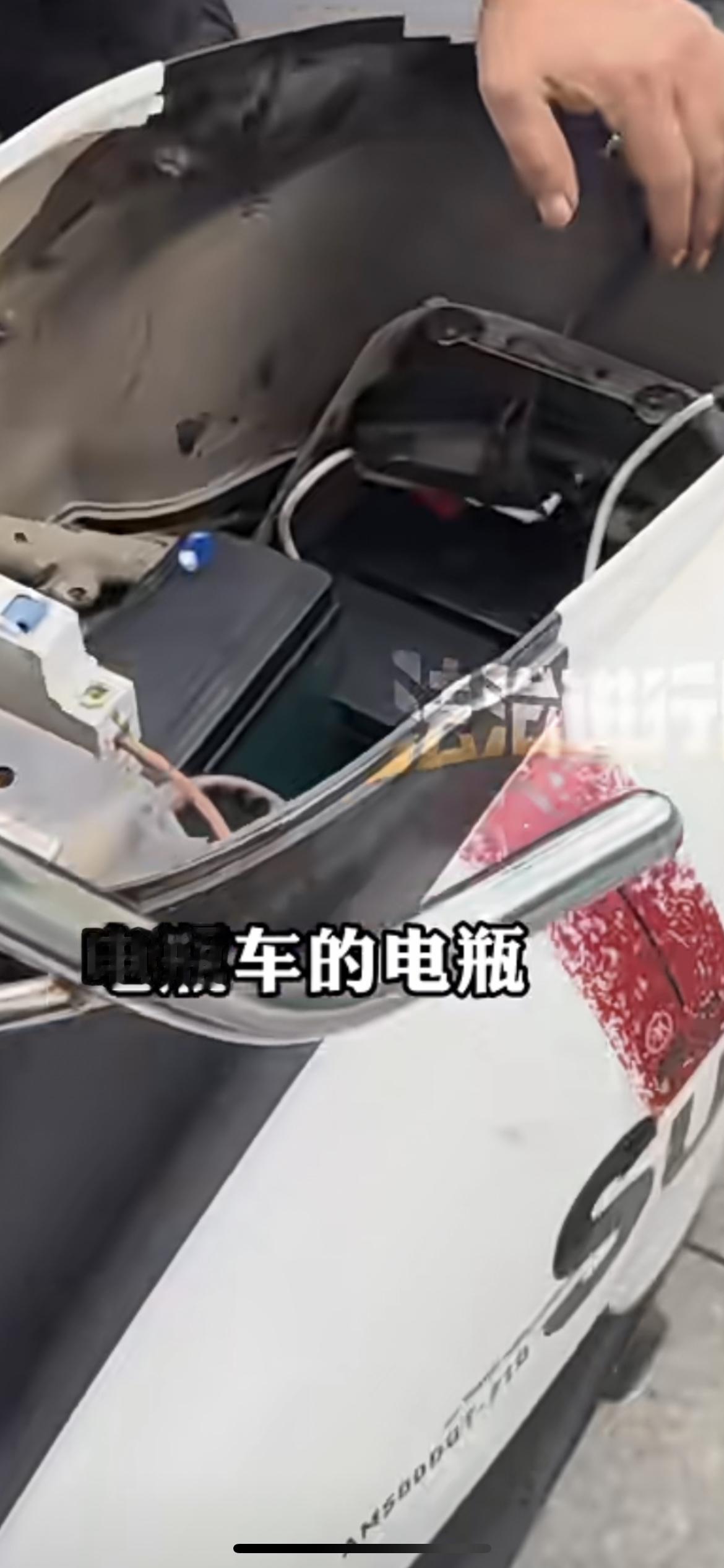 近日浙江，儿子拨打110举报父亲偷电瓶车电瓶，父亲当场狡辩“没有” ，民警回应扎