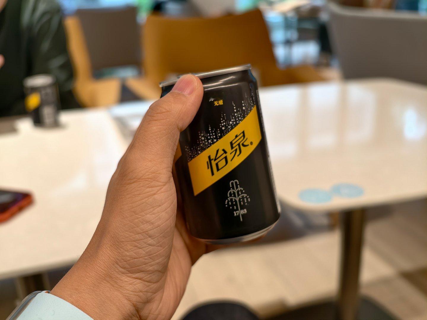 你蔚现在是真降本啊！以前来提车，两杯“蕉蕉好运”，现在就两瓶装饮料，还得小瓶装。