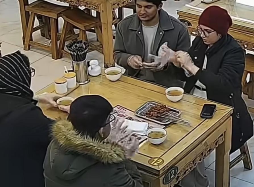 西安某泡馍店，
一群老外来光顾，点了30根烤串，
结果结账时非说只有23串，老板