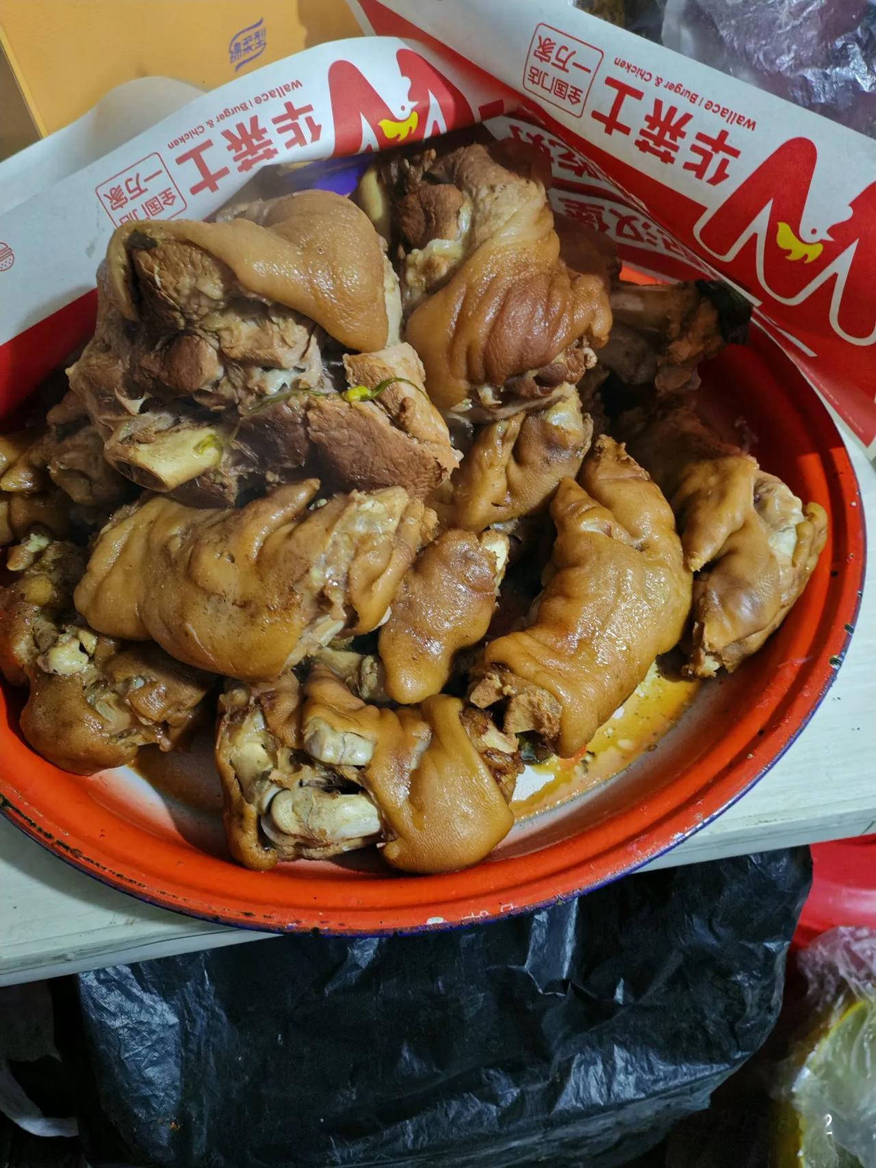 除夕接完神，孩子爷爷特意提醒我们，初一的早上不能睡懒觉，具体原因没说，咱也不知道