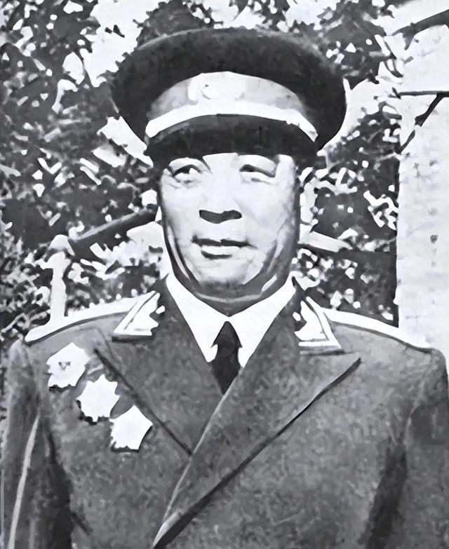1955年时，四野名将聂鹤亭原拟被授予中将军衔，但他对此有些个人情绪，他是粟裕的