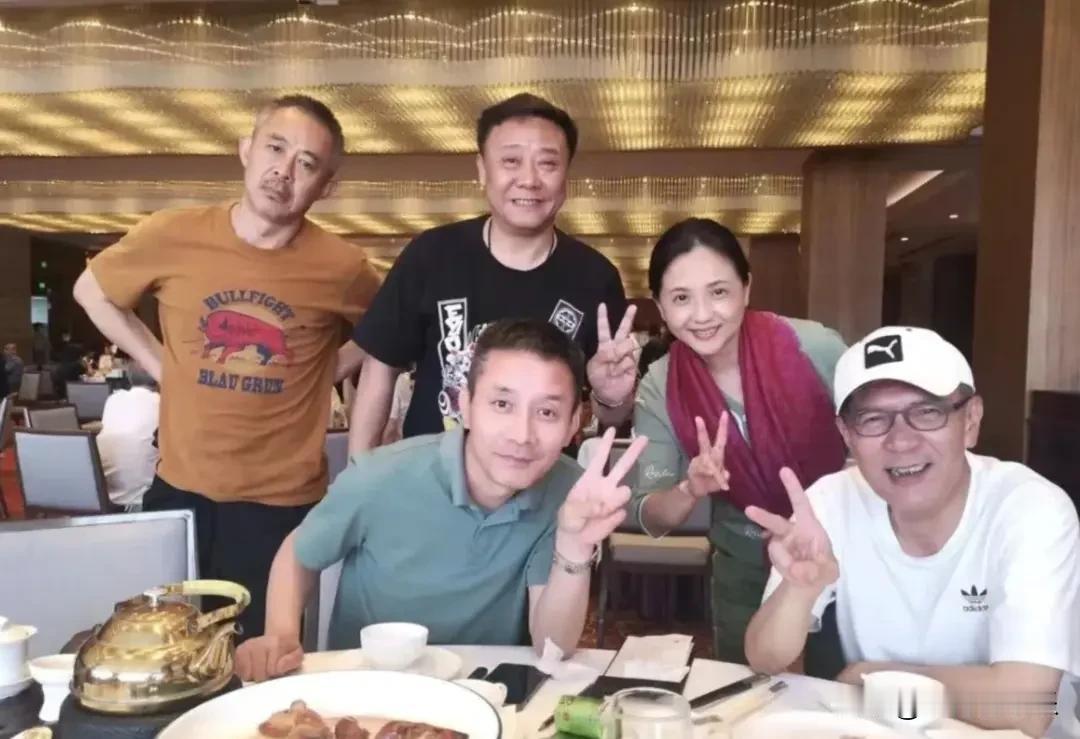 五位明星艺人，认出来了侯勇和田小洁，看看那三位你们认识吗？