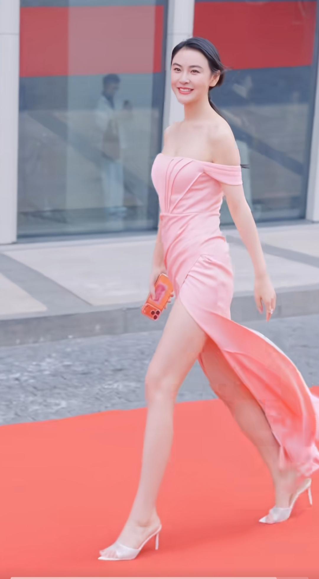 演员吴丹，这次百分百穿了，大长腿美女美女人像群 吴丹