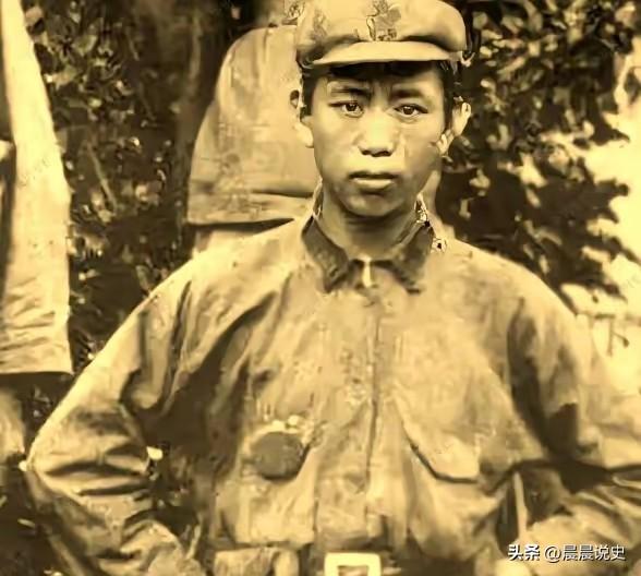 1962年，空军司令刘亚楼缴获了一把美式伞刀，不料把玩时被锋利的弹簧机构划破，这