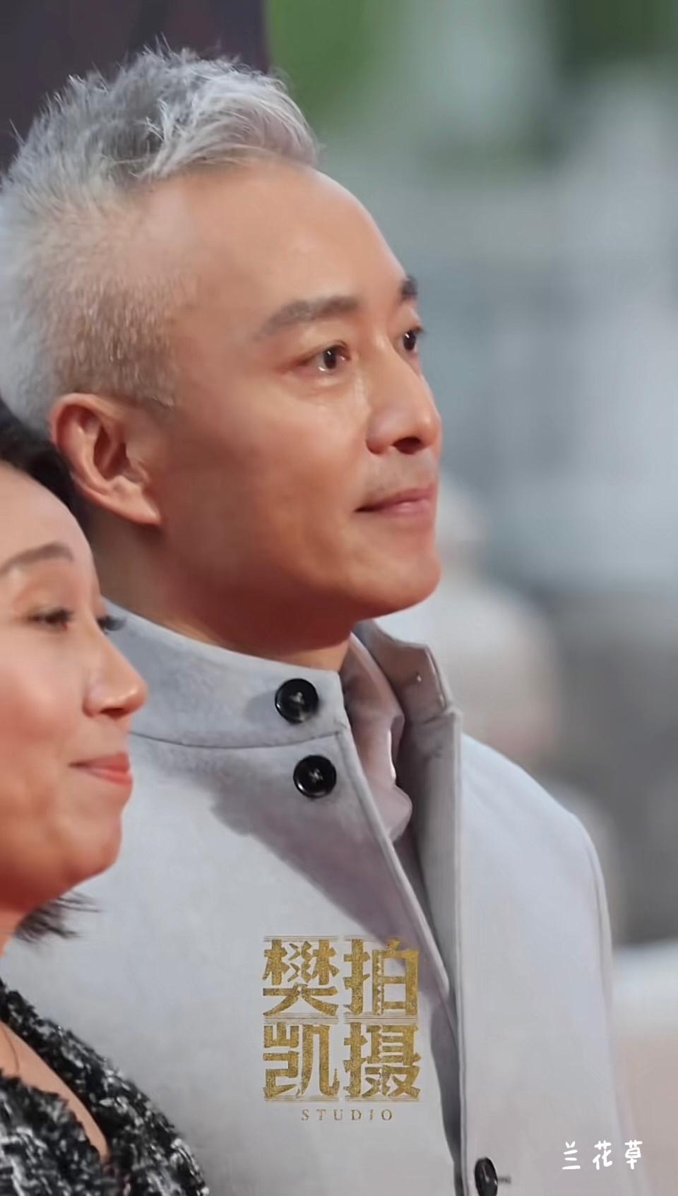 亚宁，亚宁。  
一样的亲切，一样的笑容，一样的相貌。  
灰白的头发告诉我，岁