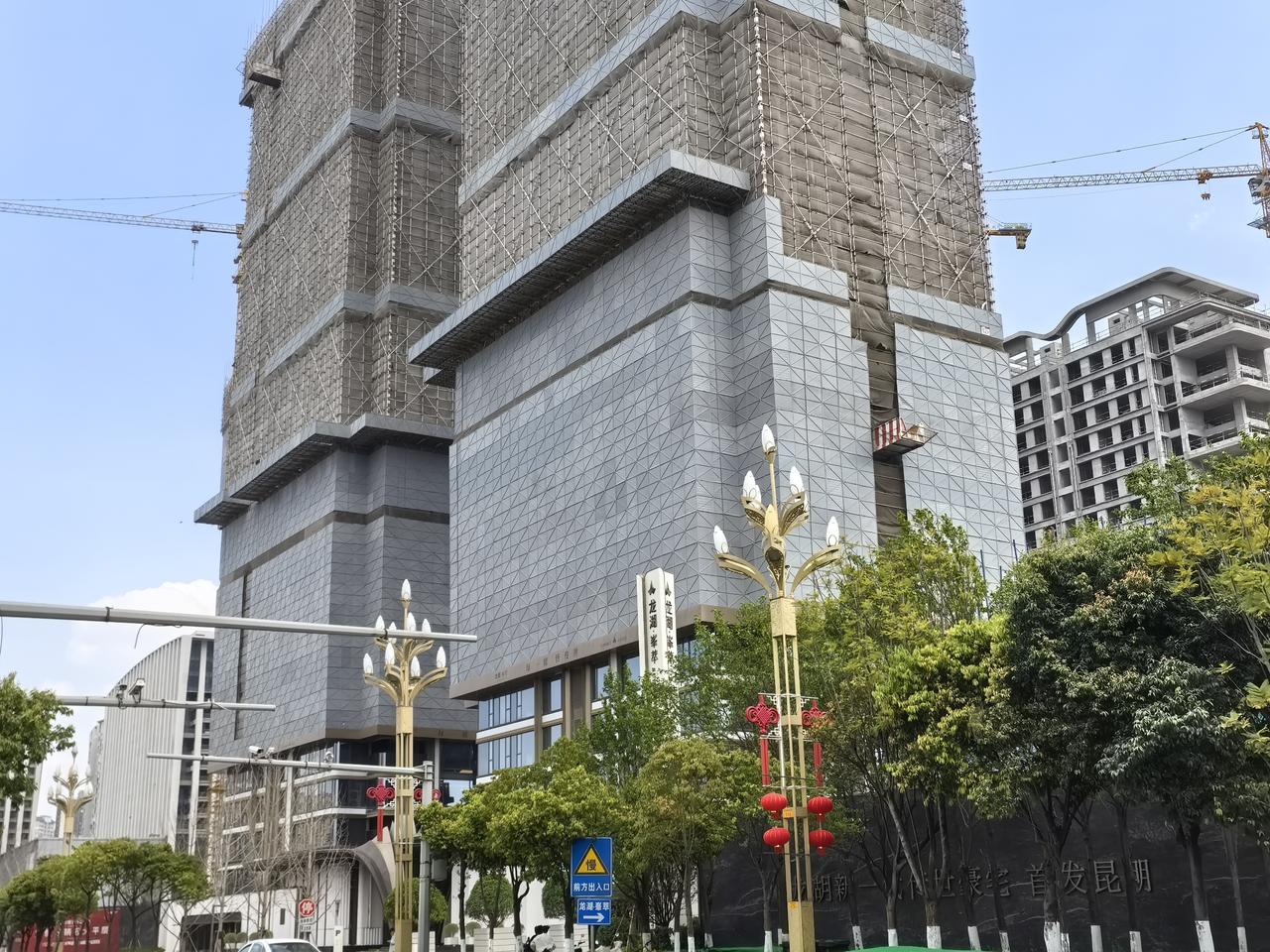 渡假区龙湖峯翠，以前是西南海的一个空地，最后没有建，现在龙湖来开发。经过一年半的